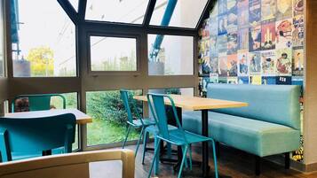 每日供應吃到飽早餐 (每人 EUR5.9)