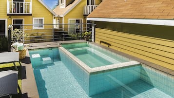 Kolam renang outdoor, dengan payung kolam renang dan kursi berjemur