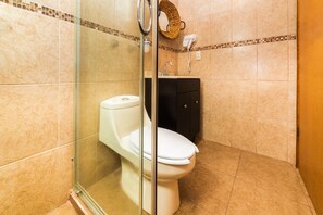 Chalet rustique traditionnel | Salle de bain | Douche, articles de toilette (gratuits), serviettes fournies