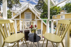 传统小屋 | 起居区 | 28-英寸纯平电视（配备有线频道）、电视、DVD 播放器