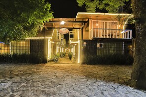 Fassade der Unterkunft – Abend/Nacht
