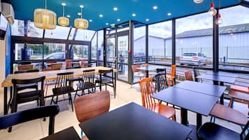 Frukostbuffé varje dag (EUR 9.90 per person)