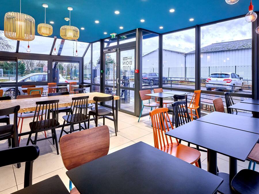 Desayuno buffet (EUR 9.90 por persona)