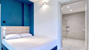Standard Room, 1 Double Bed | Soundproofing, cribs (free), WiFi (free), bed sheets