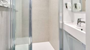 Douche, articles de toilette écologiques, serviettes fournies