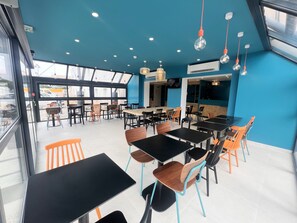 Desayuno buffet diario (EUR 9.90 por persona)