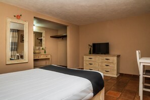 Escritorio, wifi gratis y ropa de cama 