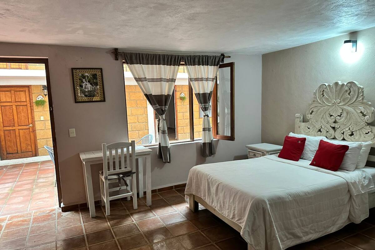 Escritorio, espacio para trabajar con laptop y wifi gratis 