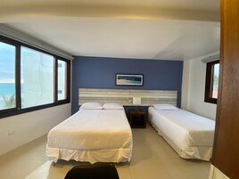 Una habitación de hotel con dos camas, un ventanal grande y un cuadro en la pared.