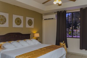 Deluxe Suite, 1 King Bed | In-room safe, desk, soundproofing, iron/ironing board - Farallones Hotel (Chinandega)