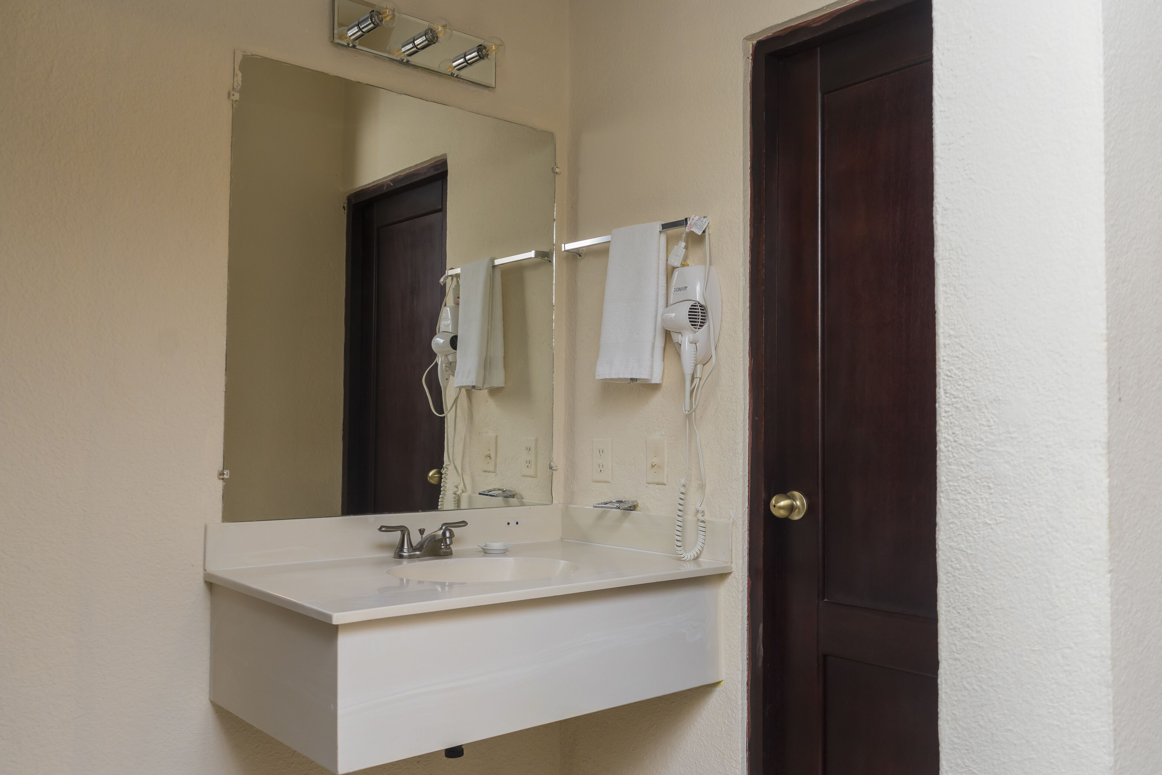 standard single room, 1 bedroom, pool view | bathroom sink