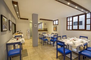 Bao gồm bữa sáng đầy đủ hàng ngày