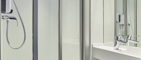 Room, 1 Double Bed, Private Bathroom (Cabrio) | Bathroom | Eco-friendly toiletries