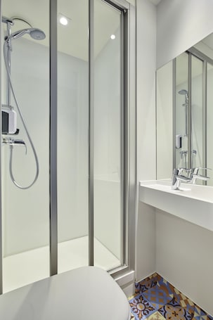 Room, 1 Double Bed, Private Bathroom (Cabrio) | Bathroom | Eco-friendly toiletries. hotelF1 Lille Métropole (Métro Mons Sarts)