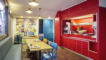 Tägliches Frühstücksbuffet (5.90 EUR pro Person)