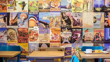 Tägliches Frühstücksbuffet (5.90 EUR pro Person)