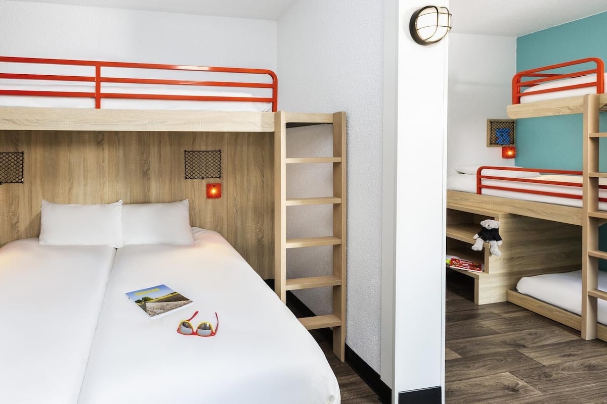 Family Room, Multiple Beds | Blackout drapes, free WiFi, bed sheets