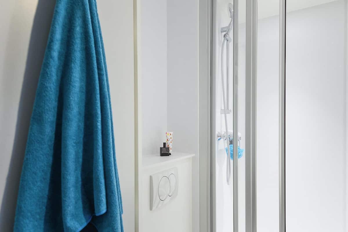 Habitación, 1 cama matrimonial, baño privado (Cabrio) | Cortinas blackout, wifi gratis y ropa de cama