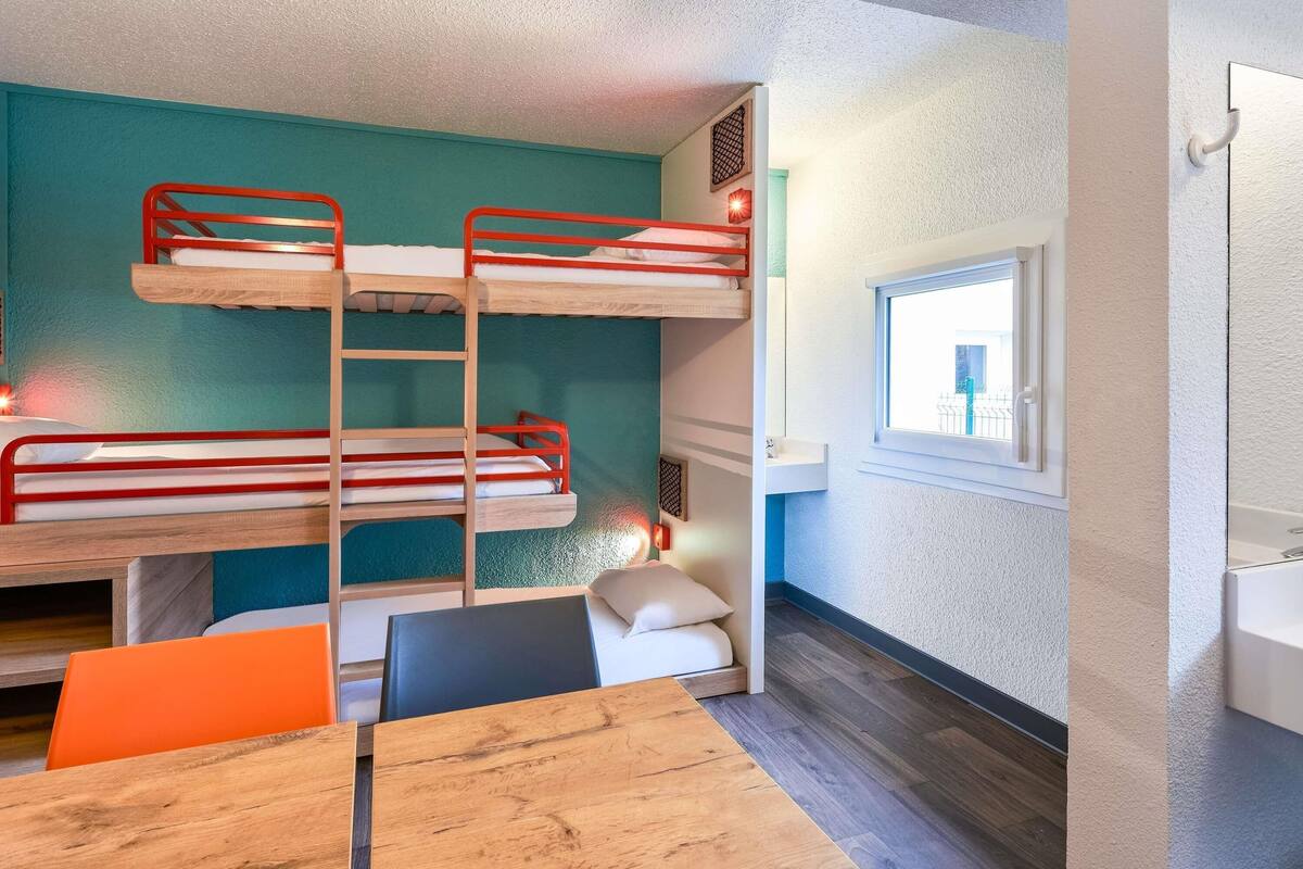 Quarto, várias camas | Escrivaninha, Wi-Fi de cortesia, roupa de cama
