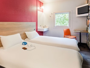 Quarto, 2 camas de solteiro (Side Car) | Escrivaninha, Wi-Fi de cortesia, roupa de cama