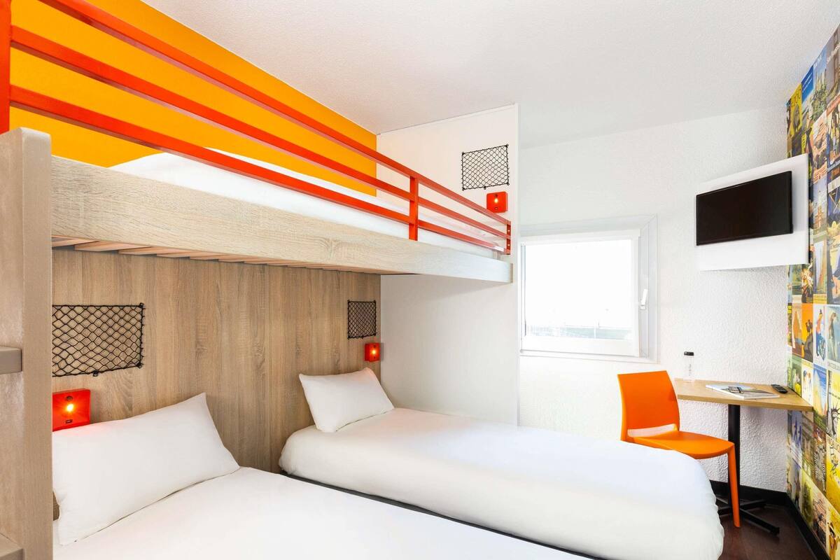 Room, 3 Single Beds (#Ontheroad Basics) | Free cots/infant beds, free WiFi, bed sheets