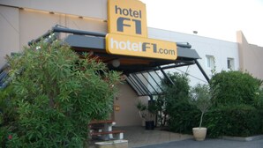 A hotel entrance with a sign reading "hotel F1.com". - hotelF1 Toulouse L'Union (L'Union)