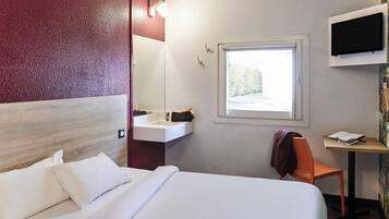 Escritorio y ropa de cama