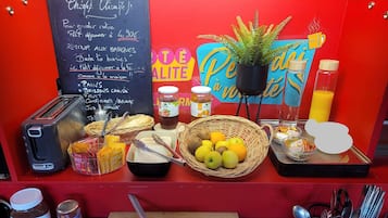 Se ofrece un desayuno bufé todos los días (5.9 EUR por persona)