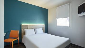 Room, 1 Double Bed, Private Bathroom (Cabrio) | Cribs (free), WiFi (free), bed sheets
