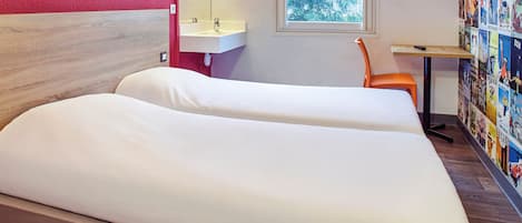 客房, 2 张单人床 (Side Car) | 免费婴儿床、免费 WiFi、床单