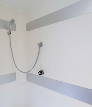 A shower with a flexible hose and a control knob. - hotelF1 Annemasse (Saint-Cergues)
