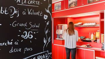 Petit déjeuner buffet (4.90 EUR par personne)