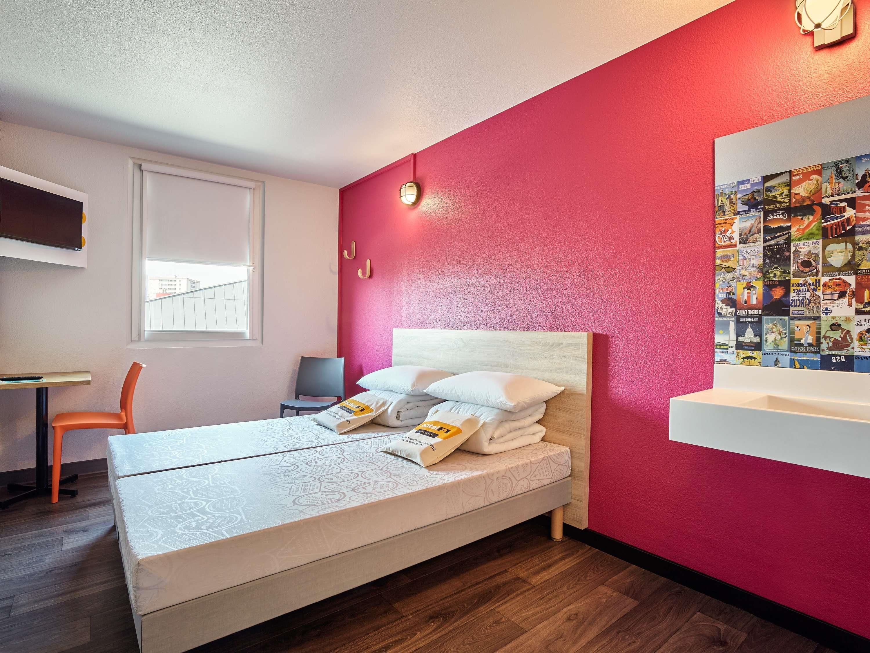 Ein modernes Schlafzimmer mit Bett, Schreibtisch und Stuhl.