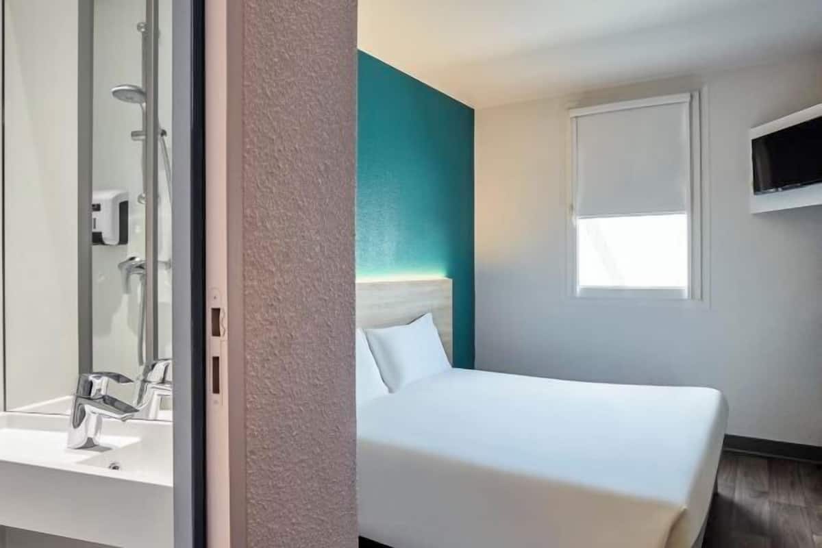 Free cots/infant beds, free WiFi, bed sheets