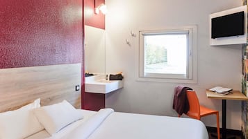 Tandem Room for 2 travelers maximum. Les Basiques #ontheroad | Free WiFi, bed sheets