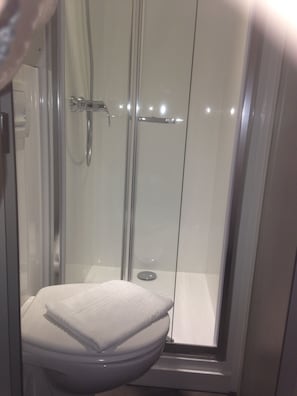 ルーム ダブルベッド 1 台 専用バスルーム (Cabrio) | バスルーム | シャワー、環境にやさしいバスアメニティ