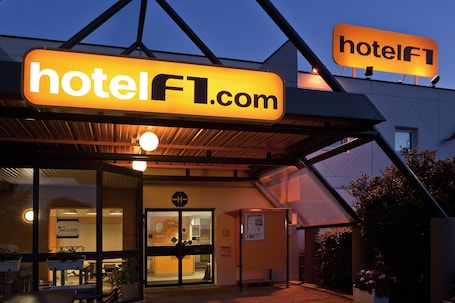 Konaklama yerinin ön cephesi - akşam/gece