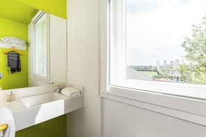 Room, 1 Double Bed | Bathroom | Eco-friendly toiletries