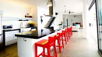 Refrigerador con freezer, microondas, placa de cocina, lavavajillas