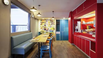Desayuno buffet diario (EUR 6.5 por persona)