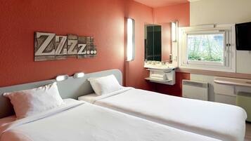 Standard-Zweibettzimmer, Nichtraucher | Schreibtisch, schallisolierte Zimmer, Bügeleisen/Bügelbrett