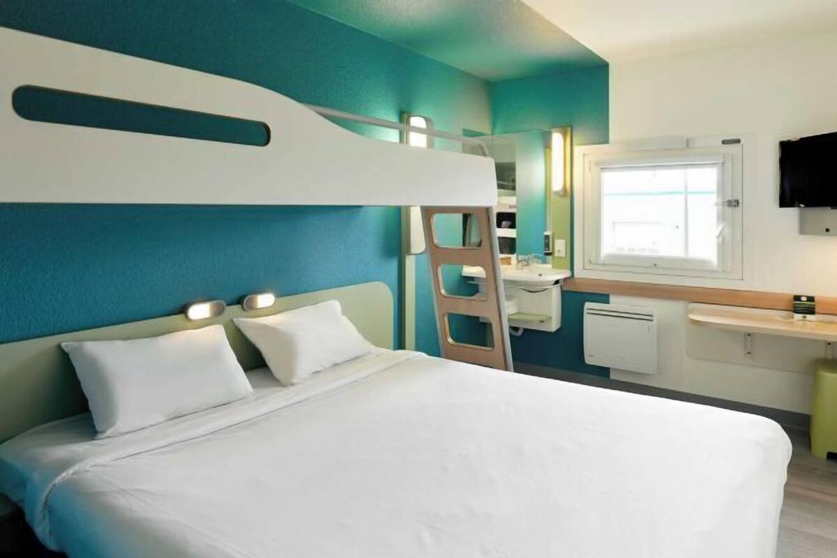 Desk, soundproofing, iron/ironing board, free WiFi