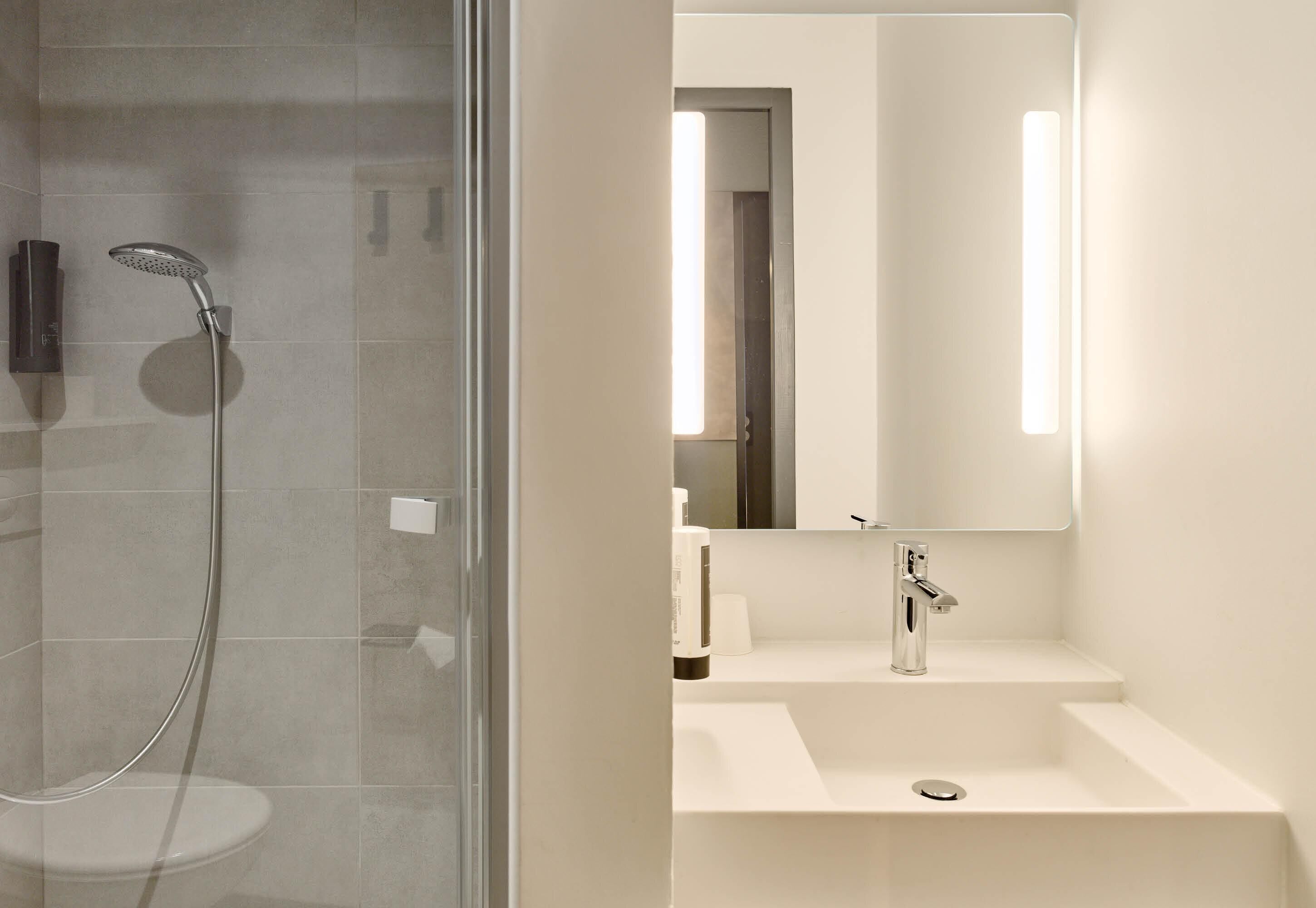 Ducha, artículos de tocador ecológicos, secador de pelo, toallas