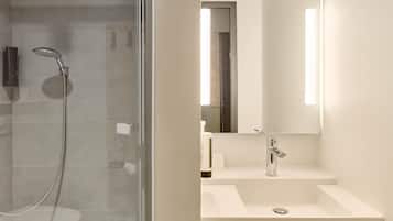 Ducha, artículos de tocador ecológicos, secador de pelo, toallas