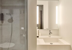 Douche, articles de toilette écologiques, sèche-cheveux