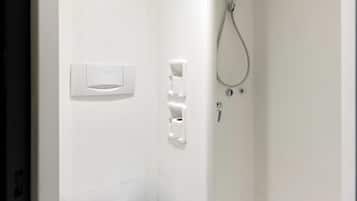 Regadera, amenidades de baño ecológicas, secadora de cabello, toallas