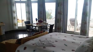 Luksusvilla, 5 soverom, privat basseng, ved havkanten | 5 soverom, sengetøy av topp kvalitet, skrivebord og strykejern/-brett