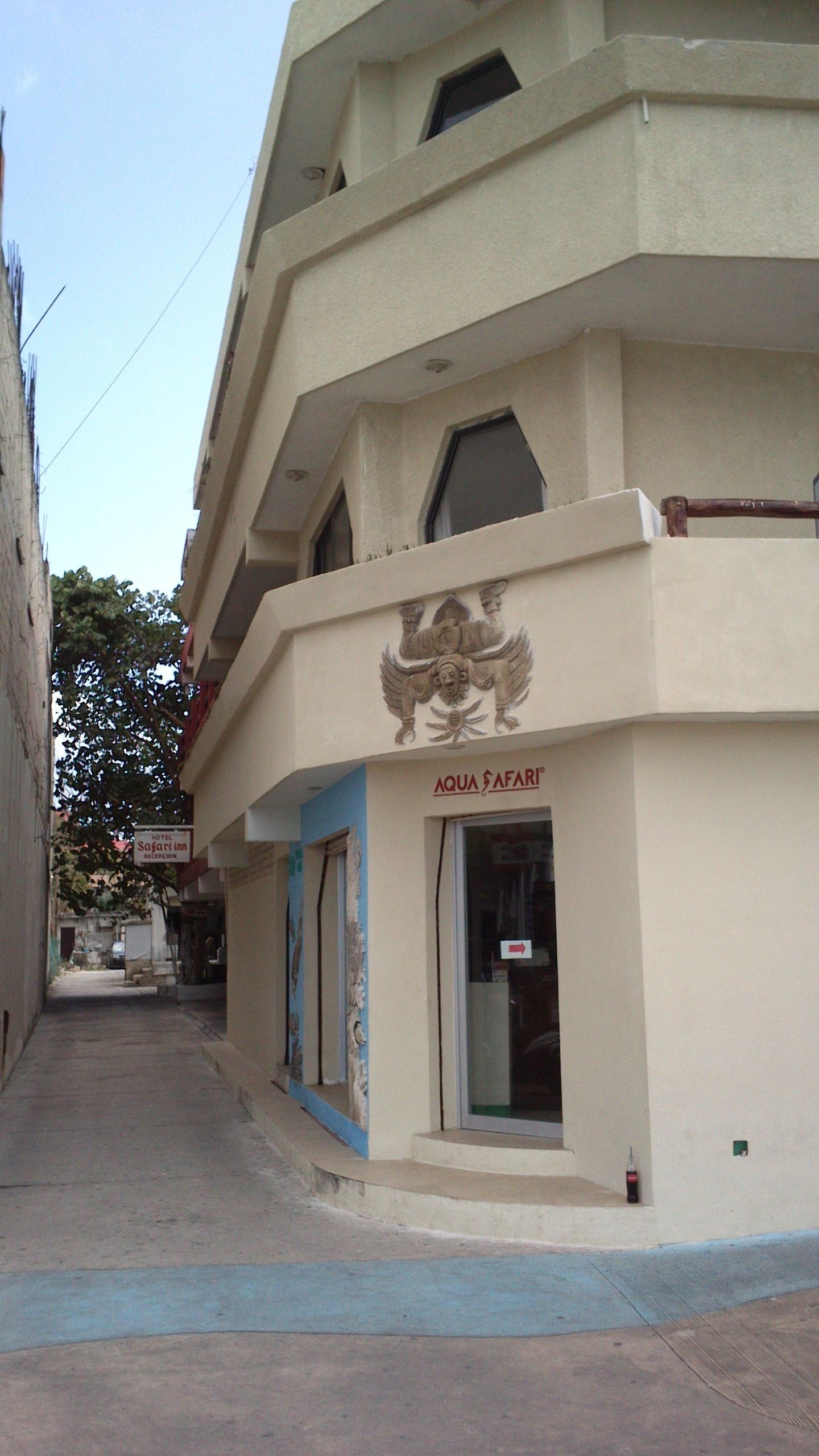 A building with a sign for 'AQUA SAFARI' and a 'HOTEL Safari' sign above it.