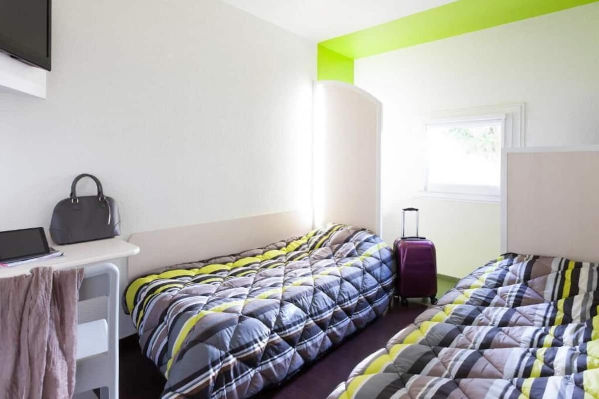Twin Room, Shared Bathroom (Duo) | Desk, blackout curtains, free WiFi