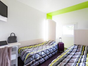 Twin Room, Shared Bathroom (Duo) | Desk, blackout drapes, free WiFi - Unisotel Sens Nord (Sens)
